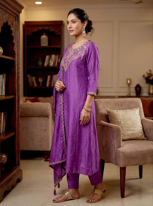 Launching New designerbparty wear Look pure Vichitra Top Pent and Dupatta, Featuring Beautiful Anarkali suit set in pure Vichitra embroidery sequence work with Flared Top with dupatta embroidery border cat work.*✅